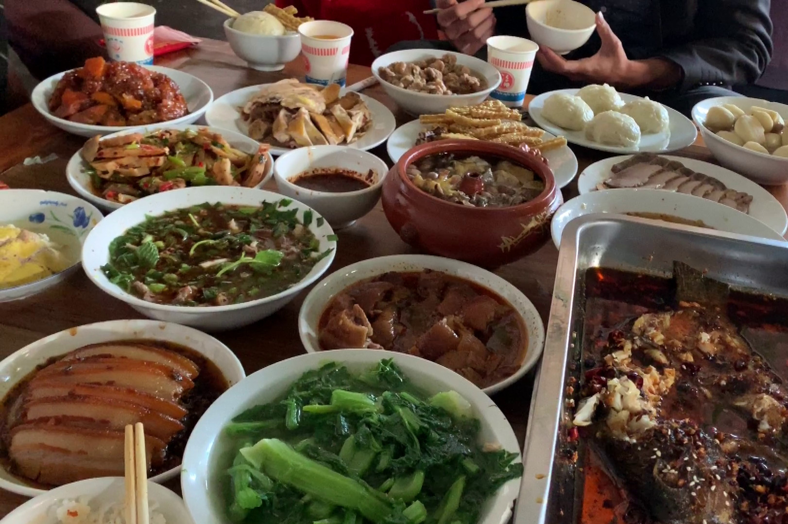 云南农村请客吃饭开席就上八大碗亲戚朋友聚一起好不热闹