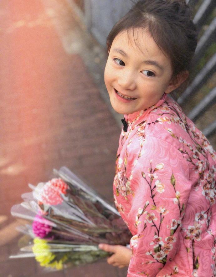 原创李小鹏7岁女儿初长成,梳高马尾气质冷艳,又是一张高级脸?