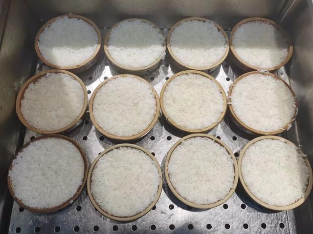 所见即所得的模式,对于米饭也需要客人在选菜的时候一起选择,钵子饭