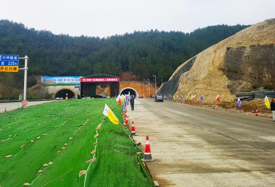 喜大普奔修水g353七里山北隧道昨日正式通车回家过年不堵车