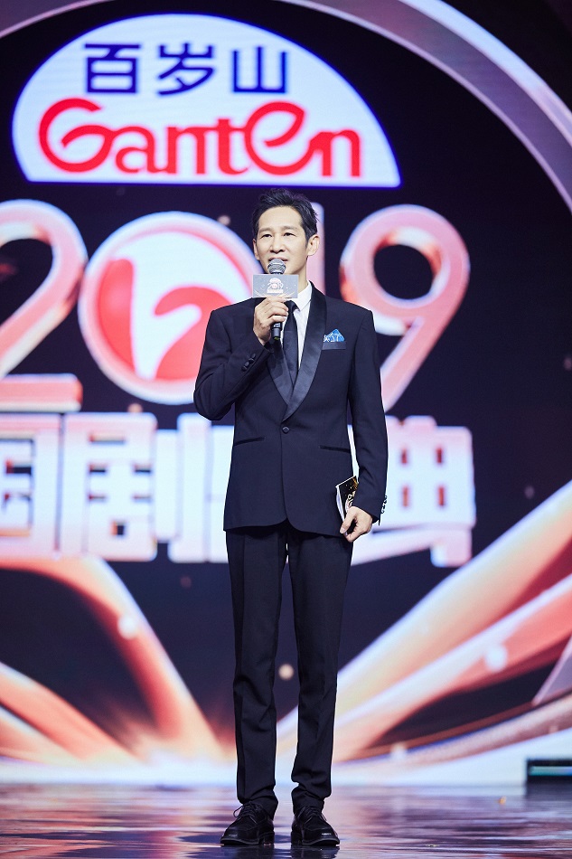 王劲松一袭深蓝色西装亮相,一丝不苟儒雅大气颇具绅士风度