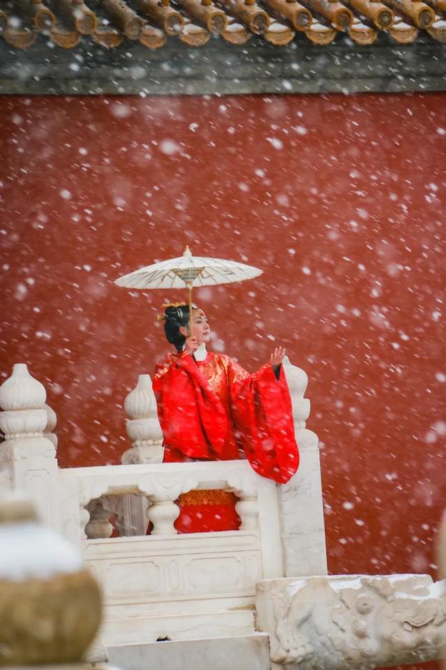 雪花紅梅飄,夜冰凍,燭光點燃,讓我幻想著美夢.