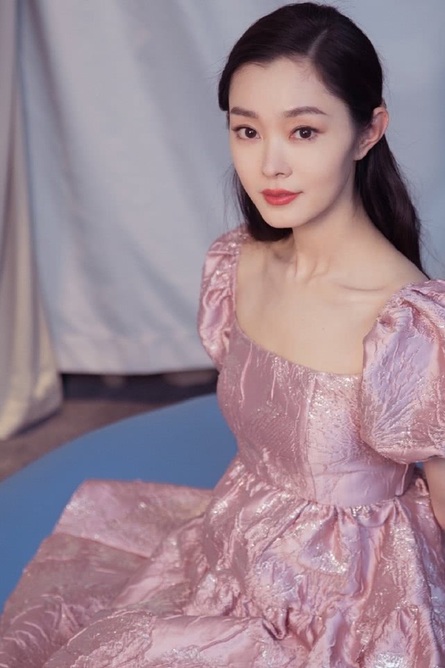 宋轶亮相跨年盛典泡泡袖公主裙少女感十足