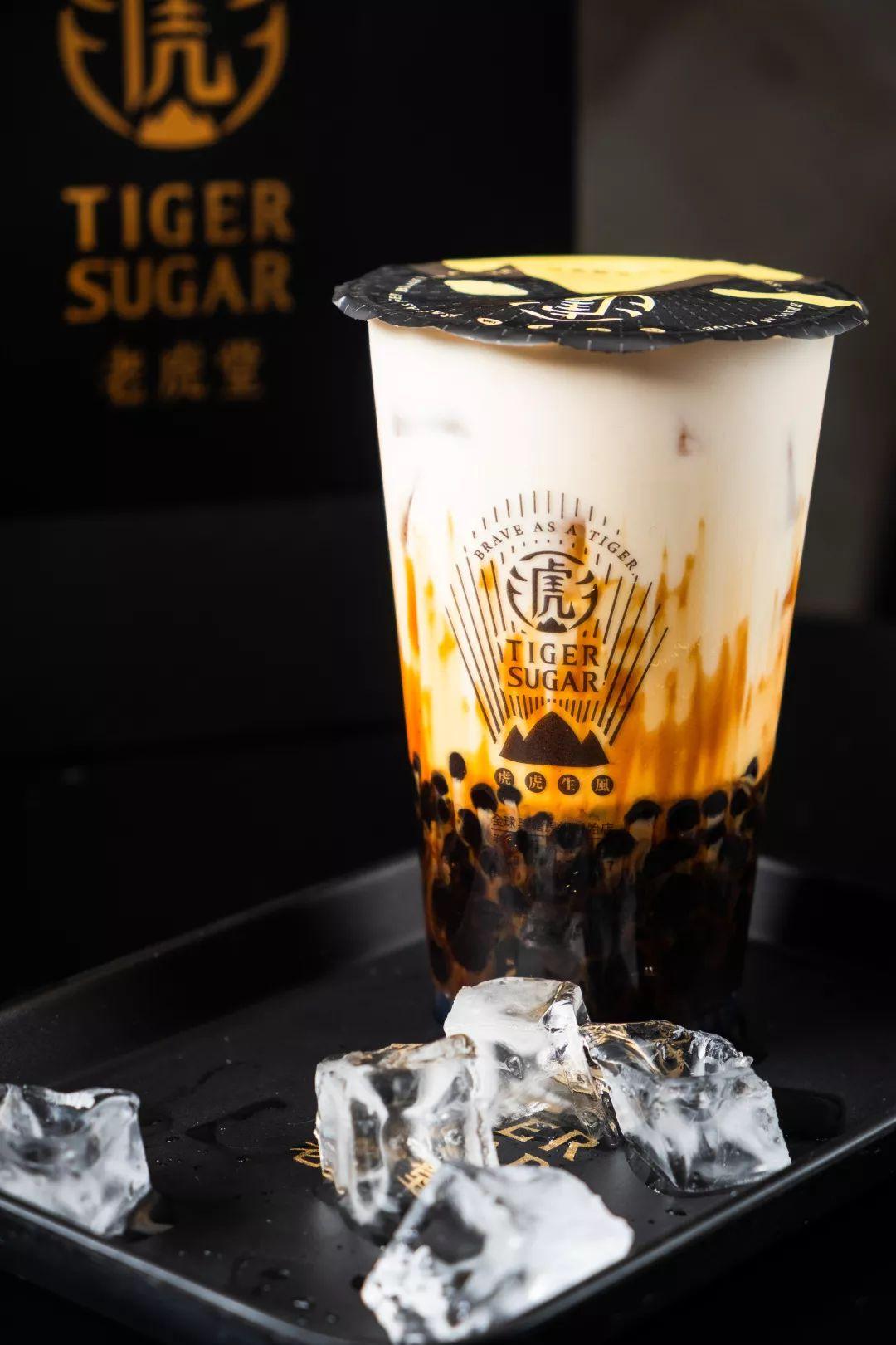 虎虎生风厚鲜奶 -/ 拥有"双倍快乐"的黑糖虎纹 /第二步,用力上下