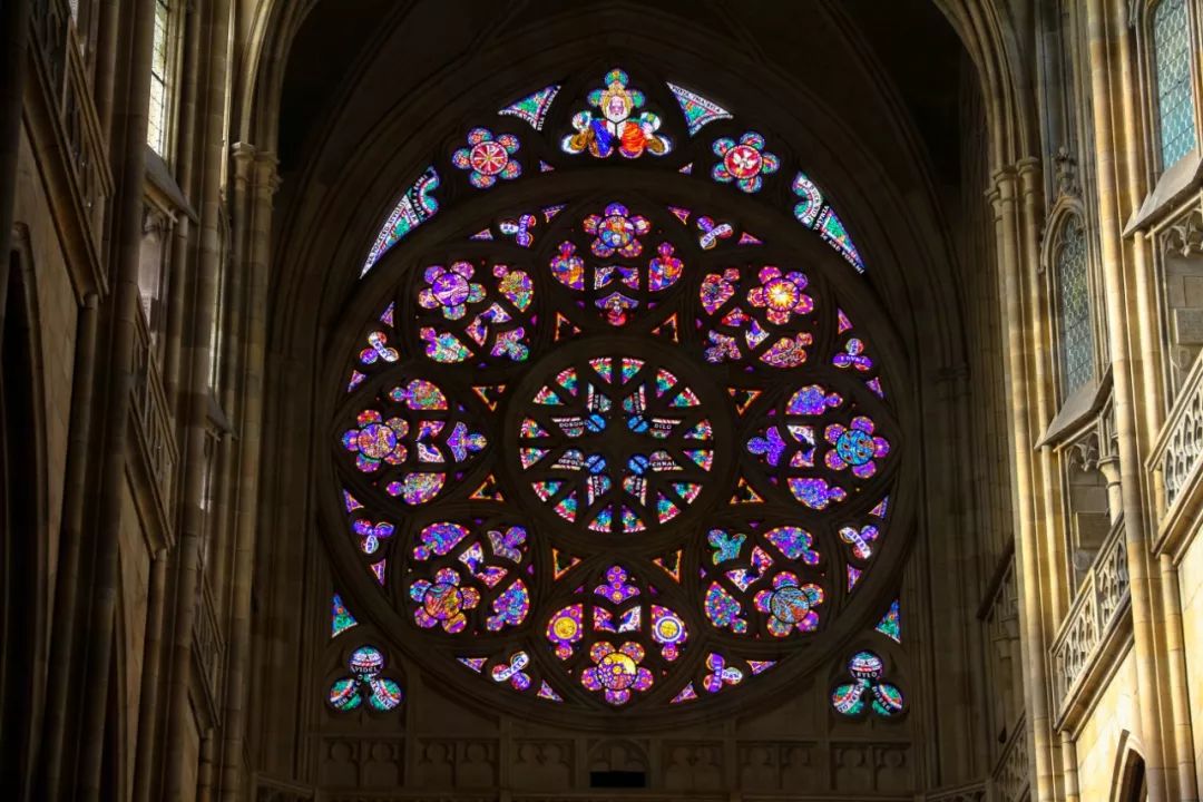 那些琉璃窗户异常瑰丽,光线透进来,如同万花筒一般折射出美丽的光晕.