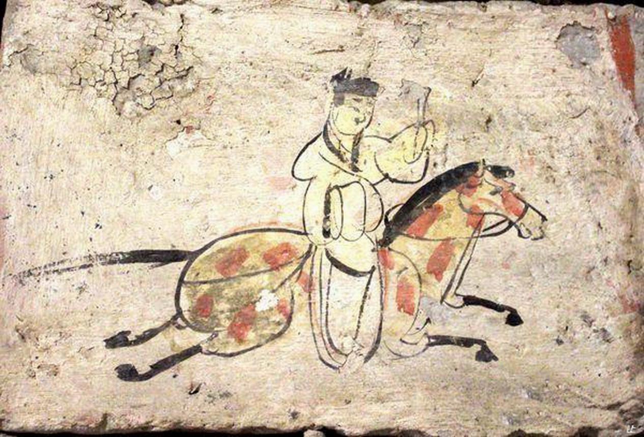 出土的彩绘《驿使图》,驿骑四蹄腾空,驿使稳坐马背,左手举木牍文书