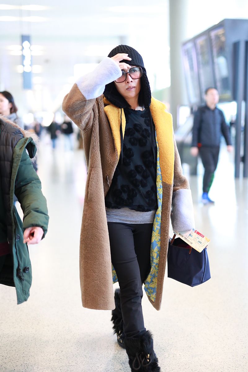 52岁那英不再高冷穿羊绒大衣素颜走机场双腿纤细鞋真欣赏不来