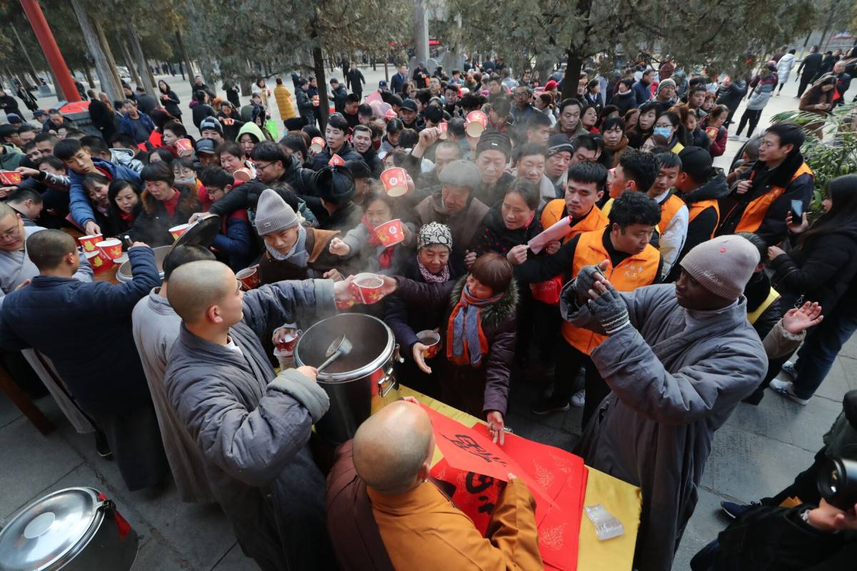 多图少林寺施粥上万份古法腊八粥一抢而光
