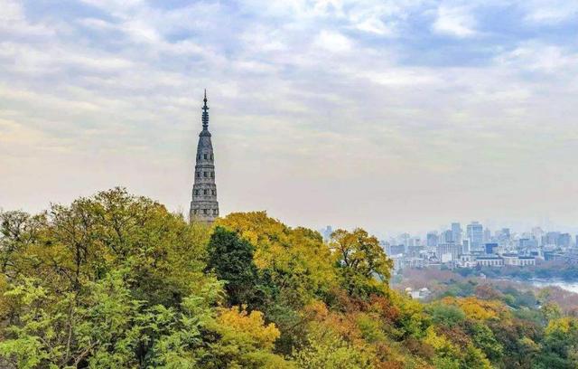 保俶塔又名保叔塔,宝石塔,宝所塔,保所塔,坐落在浙江省杭州市宝石山上