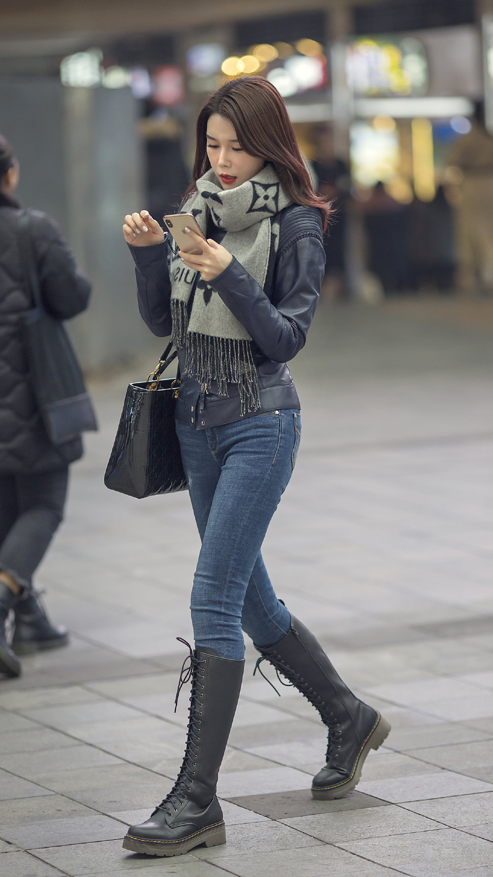 时髦的姑娘冬天穿高筒靴不仅保暖,还要搭配出时尚,提升气质