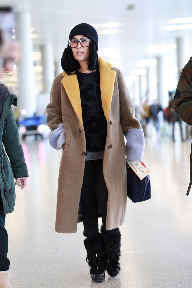 52岁那英不再高冷穿羊绒大衣素颜走机场双腿纤细鞋真欣赏不来