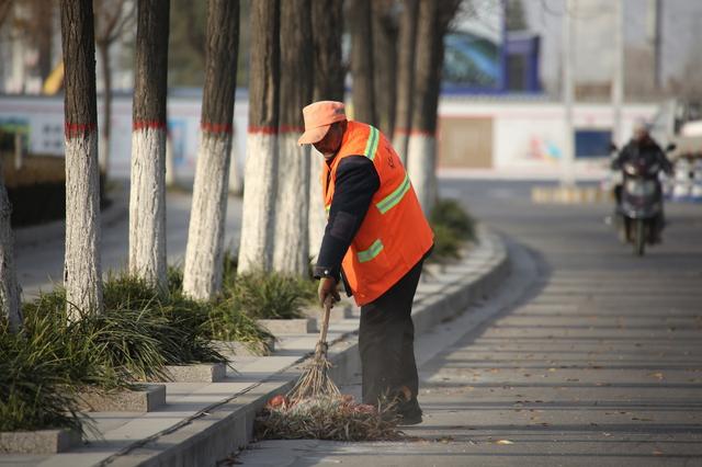 山东环卫工街边打扫卫生不幸飞来横祸醒后一切都变了
