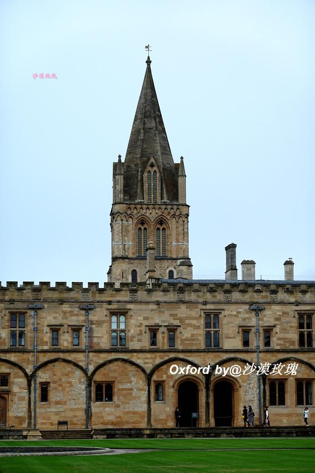 基督教堂学院的食堂就是电影《哈利波特》霍格沃茨学校的食堂大厅.