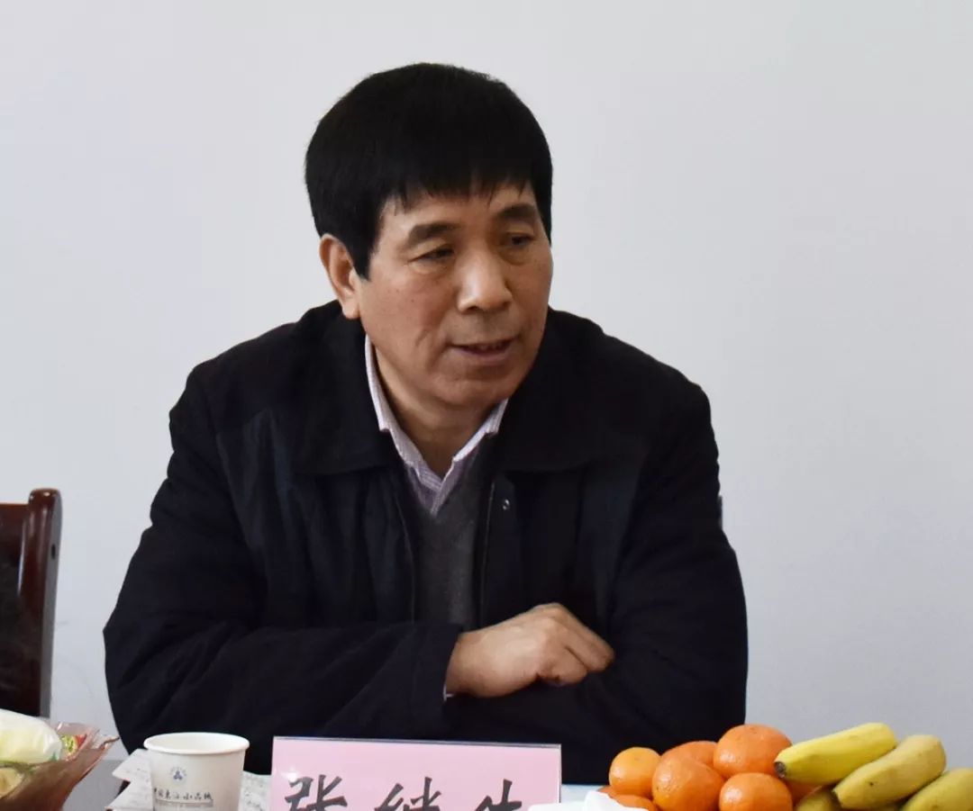 水晶产业集团公司副总经理,东海县水晶宝石行业协会秘书长袁军首先向