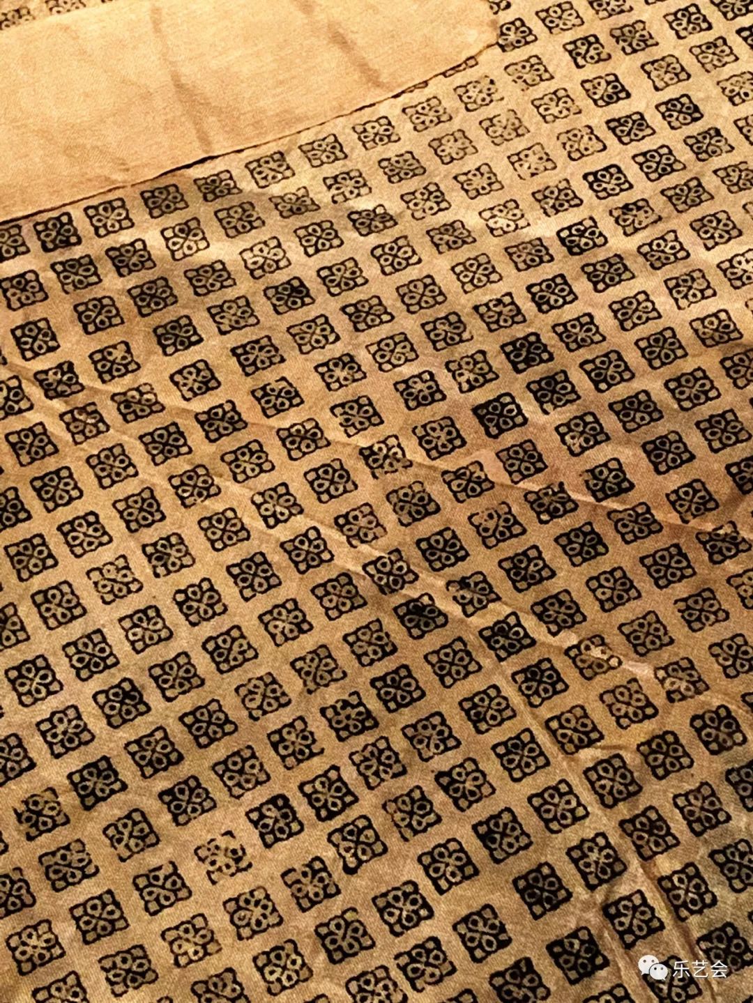 罗地丝绣仙鹤纹霞衣金代
