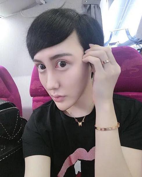 记得蛇精脸刘梓晨吗?他现在脸短一节,朝着爱豆发展了:有点好看