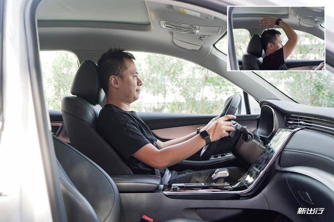 身高 175cm 的体验者在前排调整好合适的坐姿后头部留有一掌多的空间