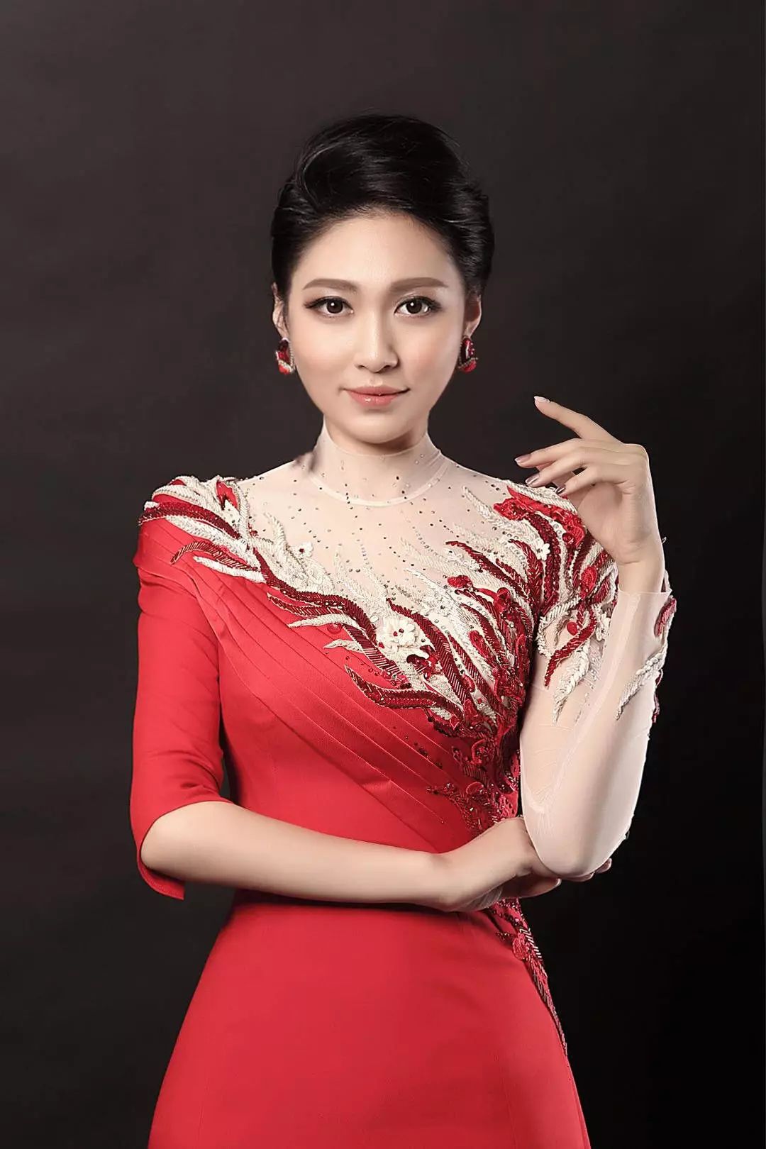 沈阳音乐学院民族声乐系硕士 ,深圳罗湖音乐家协会会员,师从于朱玉,阎