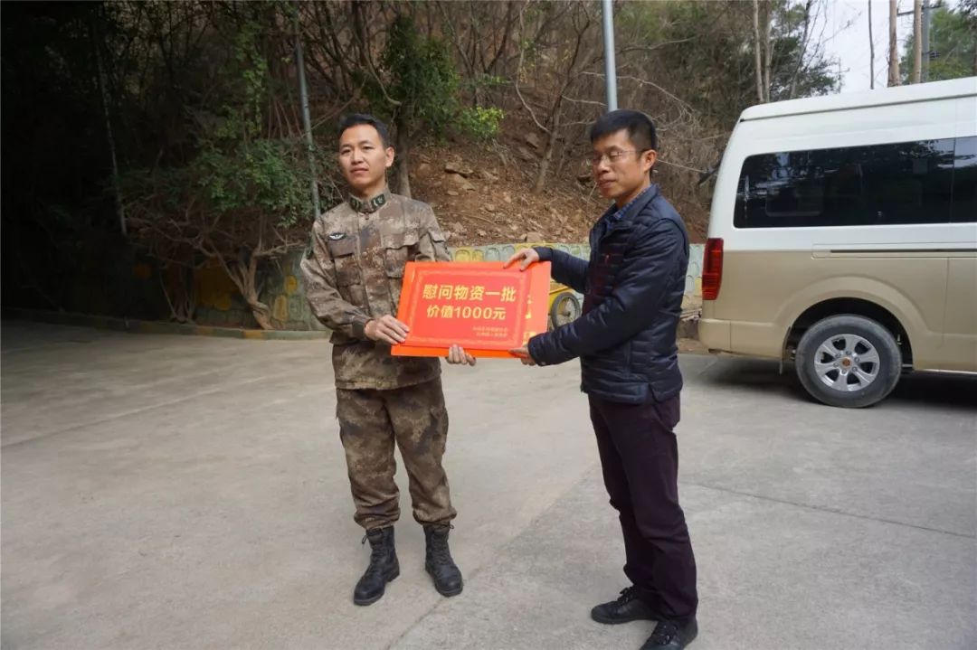 跟最可爱的人说新年快乐市镇两级领导走访慰问石井驻地部队官兵