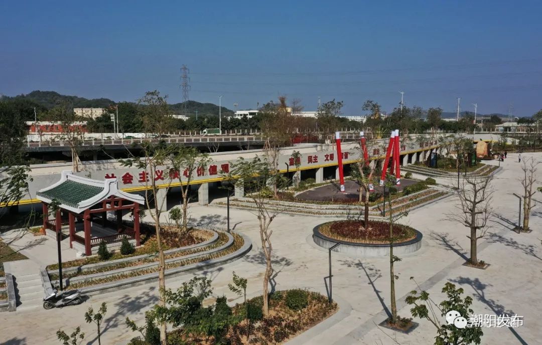 2019年12月28日,潮阳区新兴广场建成启用,为提供了健身休闲的新