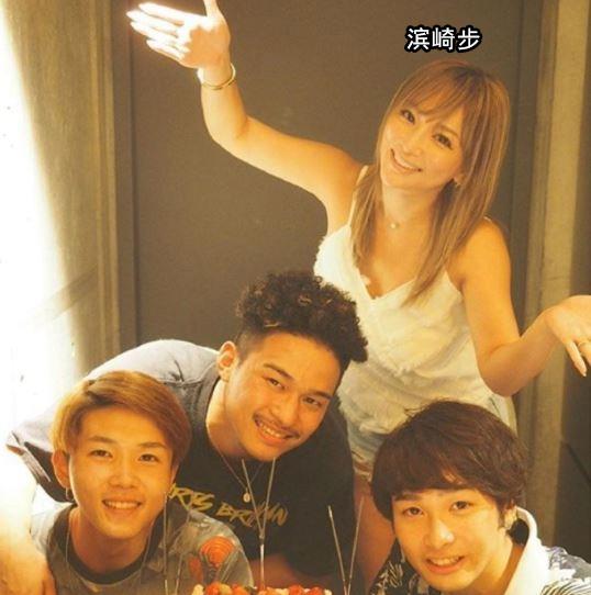 原创离婚两次后40岁滨崎步迎来母子恋牵手20岁男友甜蜜逛街