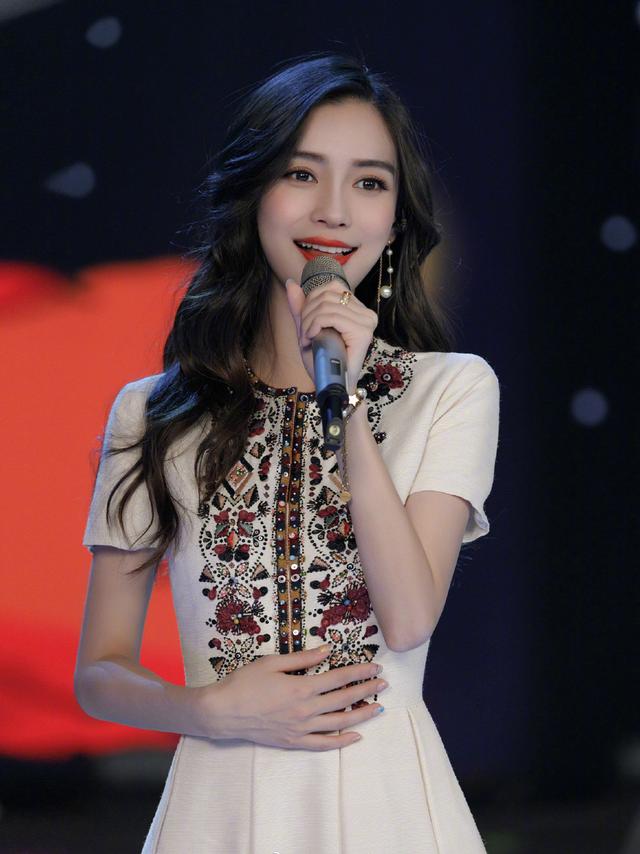 angelababy央视跨年民族风礼裙搭珍珠耳饰美得惊艳