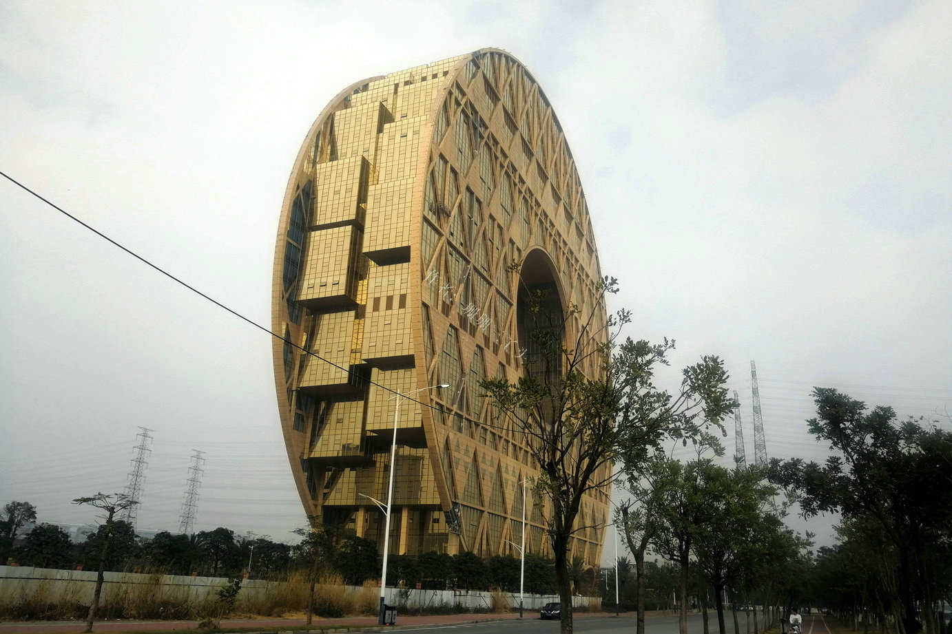 广州珠江边的地标建筑,10亿投资10万征名,民间戏称"铜钱大楼"