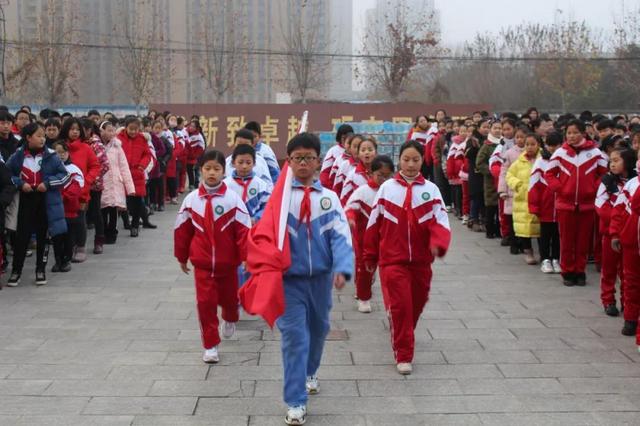 邓州市花洲实验小学校区举行“庆元旦2020迎新年”主题队会活动