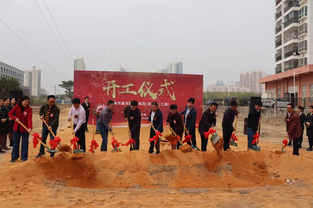 市第十征地组常务副组长,海城区人大副主任邓炳忠上台宣布三路开工
