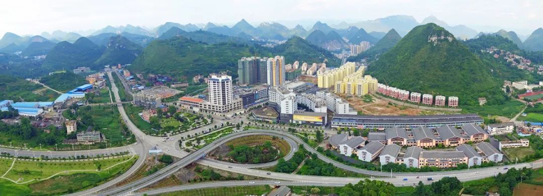 也是关岭道路交通发展的见证者:"以前,从乡里到县城,只能靠徒步走,一