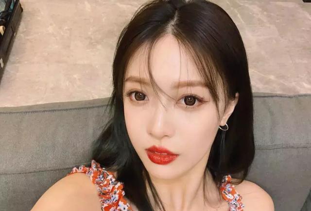 3月21日,有网友发现王思聪最近频繁点赞许凯前女友彭雨荷的自拍照,看