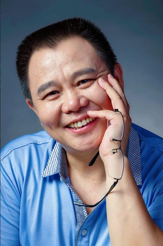 浮石作家,书画家,影视编剧.湖南常德汉寿人.毕业于湘潭大学哲学系.