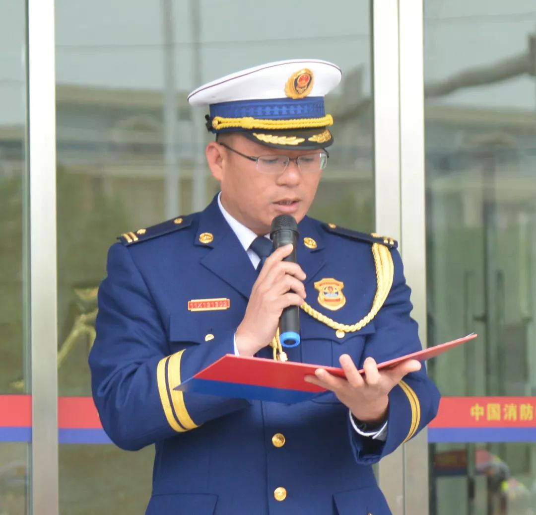 在庄严隆重的奏唱国歌后,县消防救援大队彭成志教导员致辞.