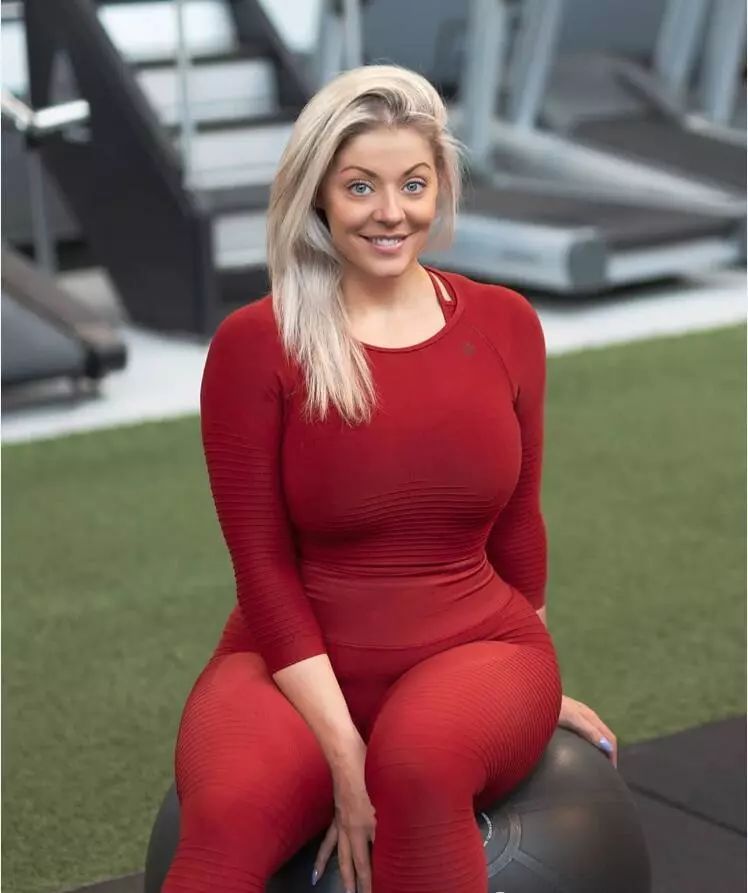 180斤大码模特爱健身身材匀称曲线迷人孕期还坚持锻炼