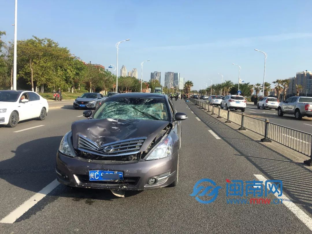 当场身亡两名路人在斑马线上过马路时泉州市区丰海路文兴宫