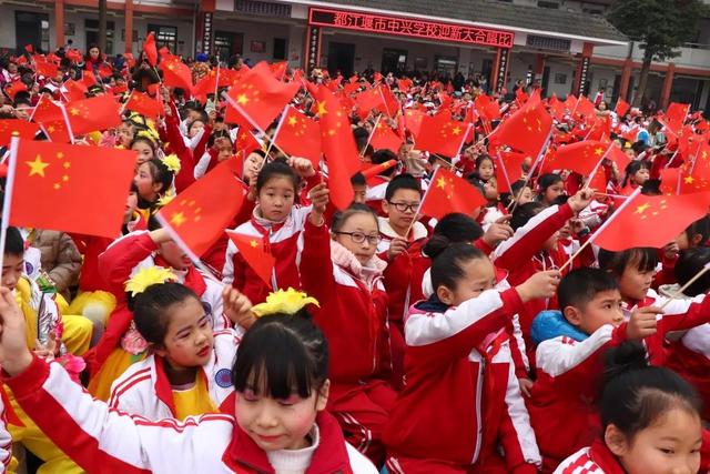 都江堰市中興學(xué)校舉行2020迎新大合唱活動(圖1) 都江堰市中興學(xué)校舉行2020迎新大合唱活動(圖1)