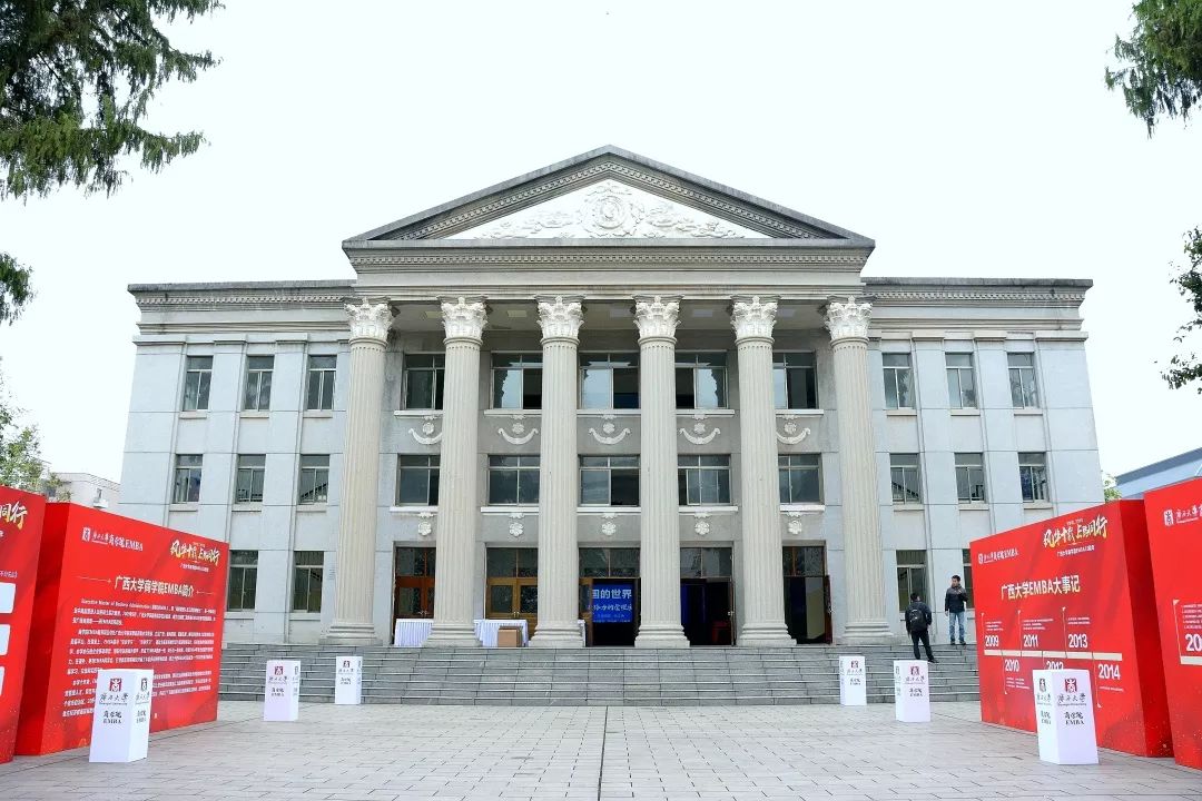 大礼堂04级级进步,步步高升寓意西大学子在求学路上分别象征学士帽