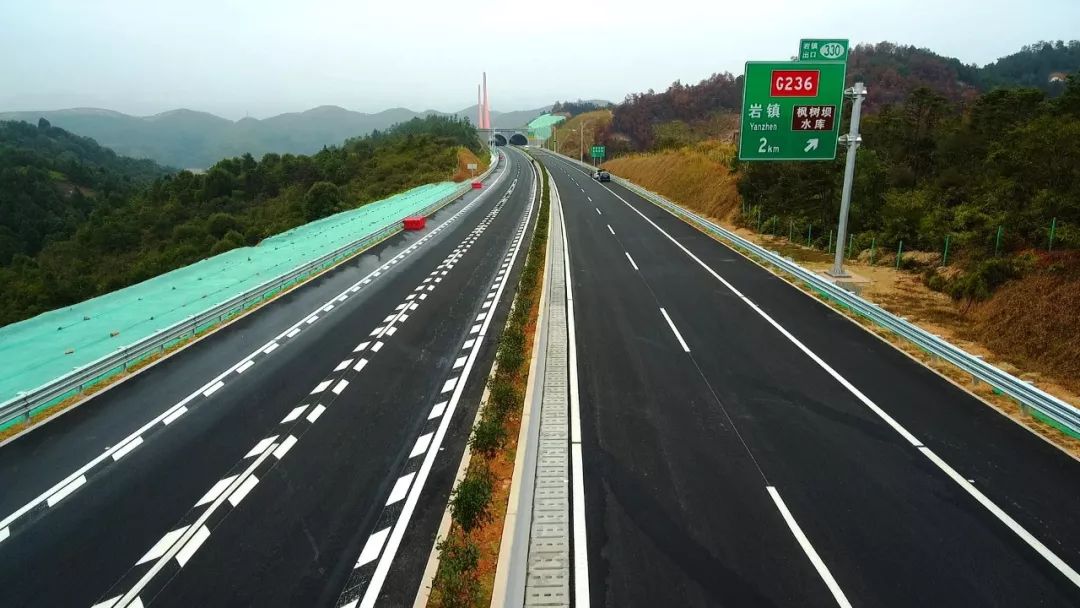 396公里,途经全县南北14个乡镇,全线采用双向四车道高速公路建设标准