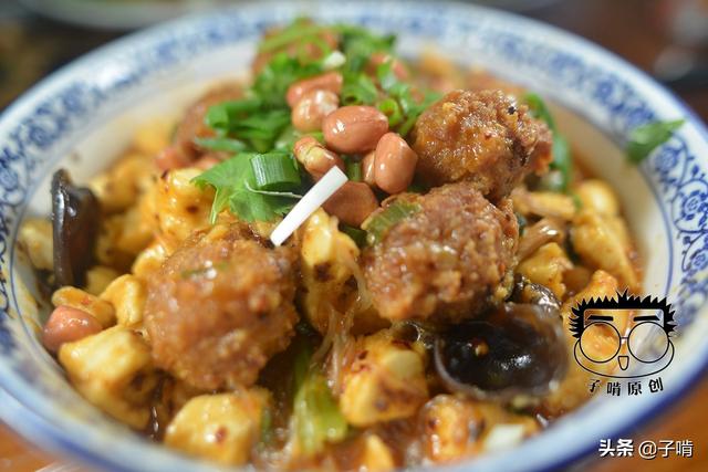 丸子小炒泡馍20元,纯肉丸子有七八个,光是丸子的味就觉得值了