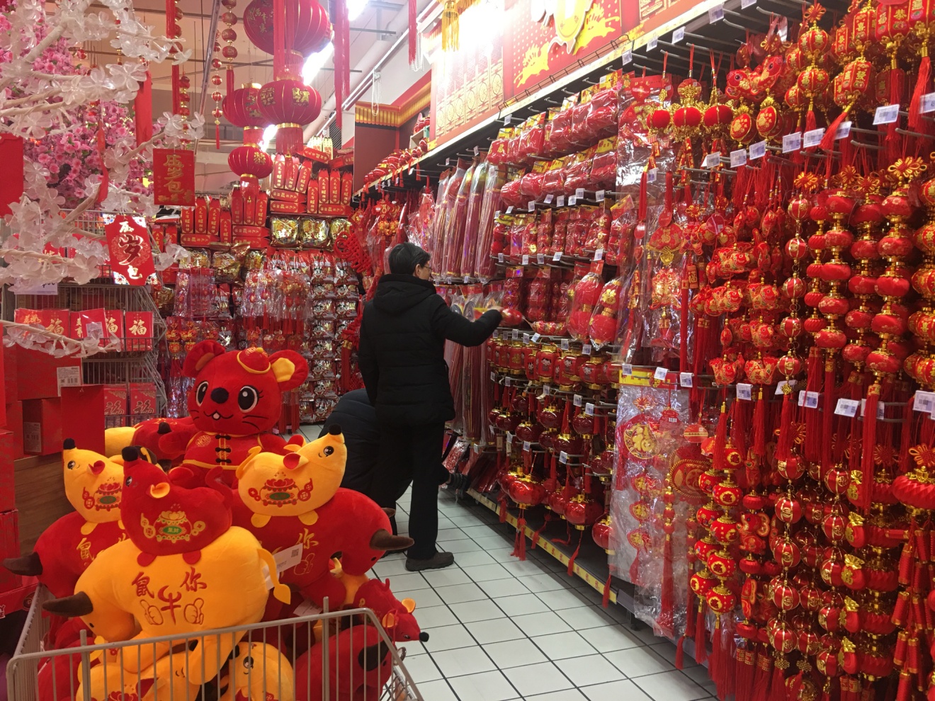 新年到!家乐福推出年货大街