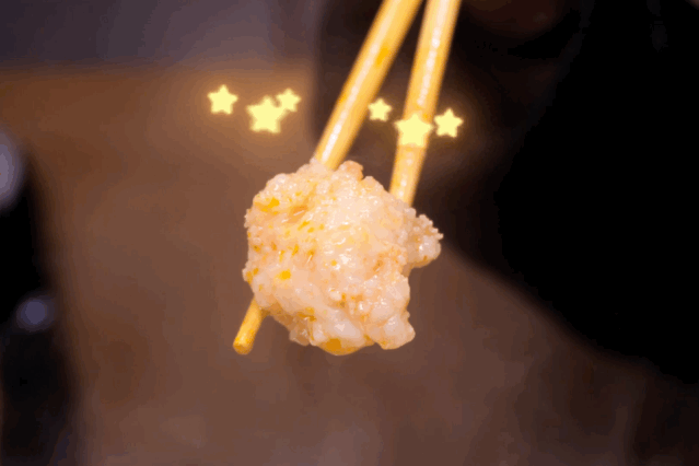 虾滑煮好后很是q弹,一口一个,满足!