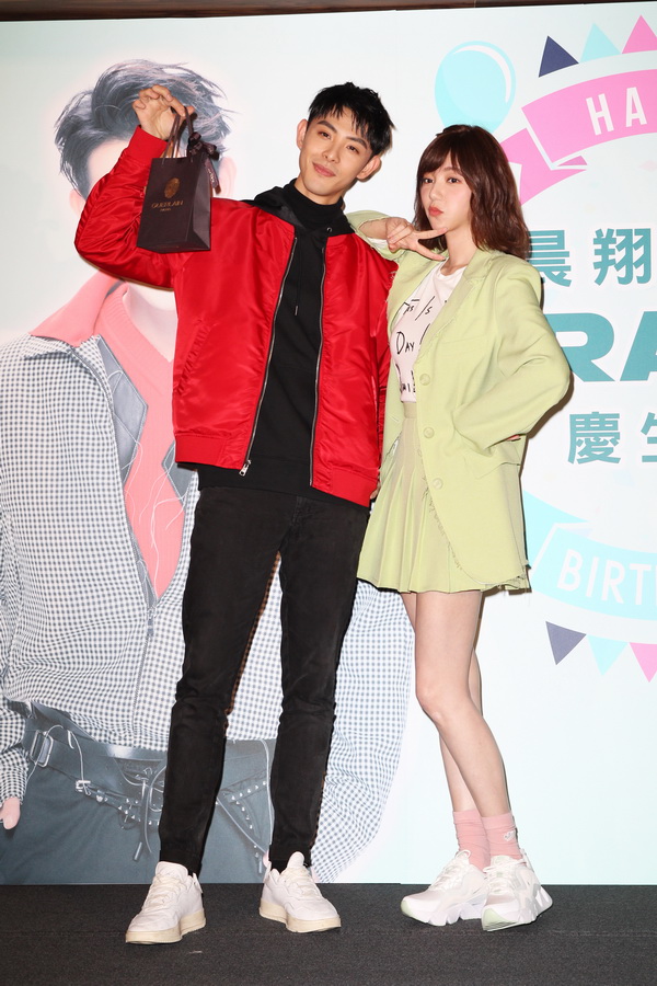 连晨翔庆生会化身"男主角"与粉丝大玩偶像剧经典桥