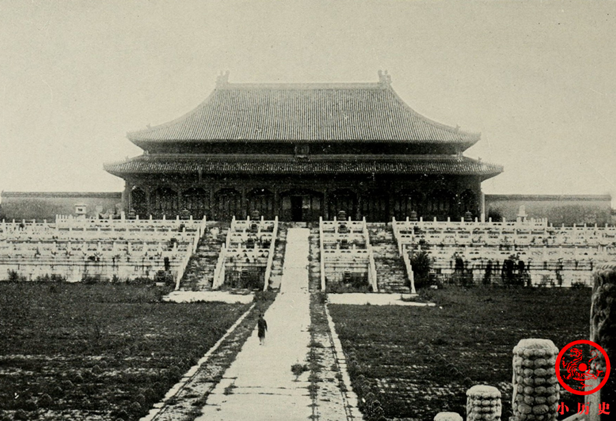 清末老照片:遭遇劫难的紫禁城,金銮殿前长满荒草
