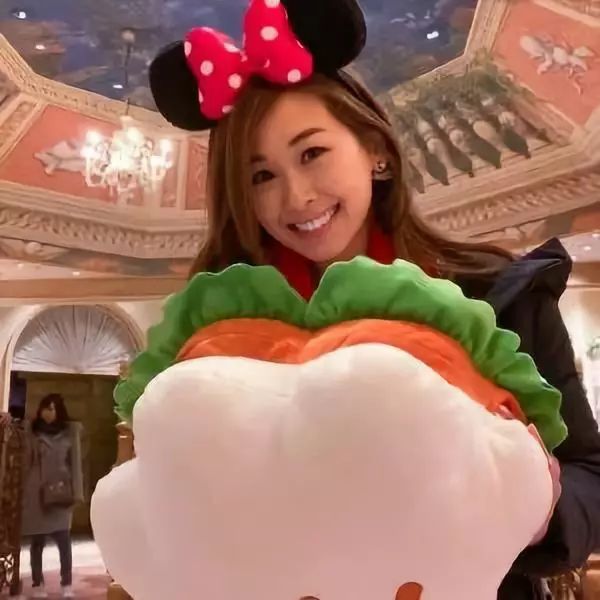 公司的董事,入行时她并没有向外界透露;candice的母亲为前艺员梁小玲