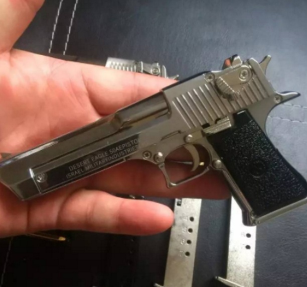 士兵宁愿用普通手枪,也不会选沙漠之鹰,枪中之王为何会遭嫌弃?