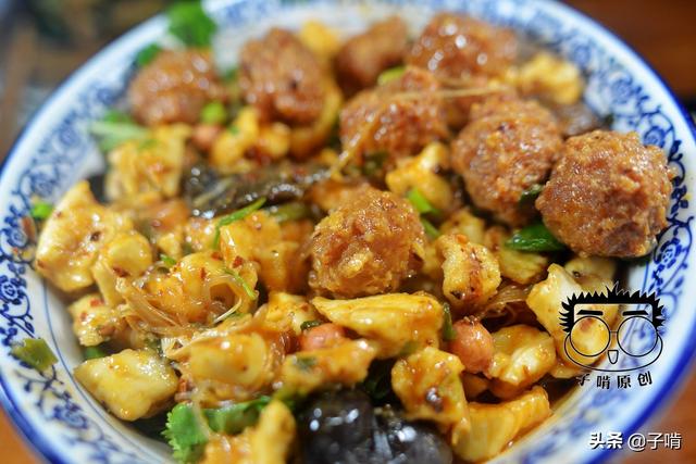 丸子小炒泡馍20元,纯肉丸子有七八个,光是丸子的味就觉得值了