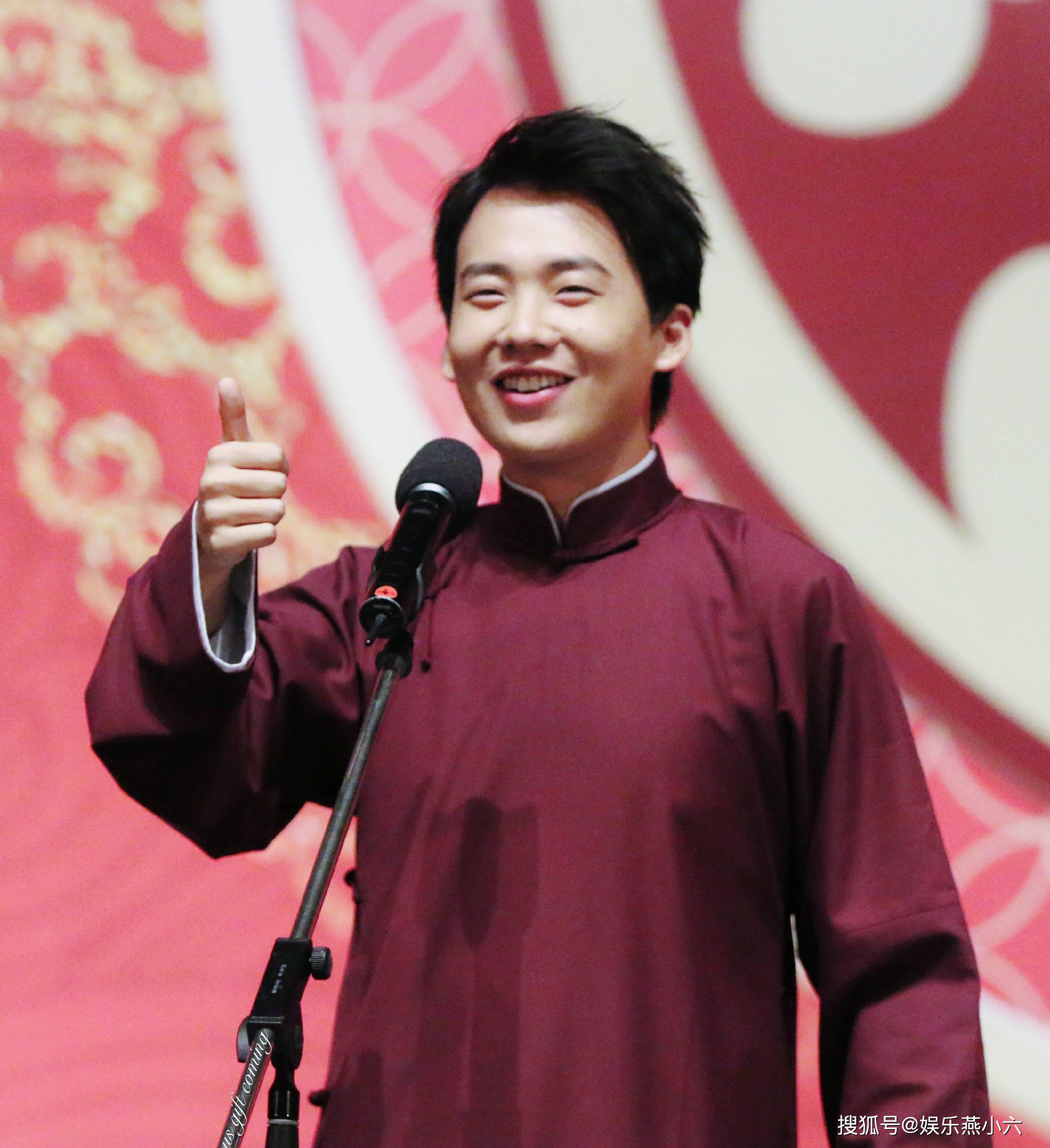 反观郭德纲的儿子郭麒麟很小就辍学跟着爸爸学相声,最近几年业务方面