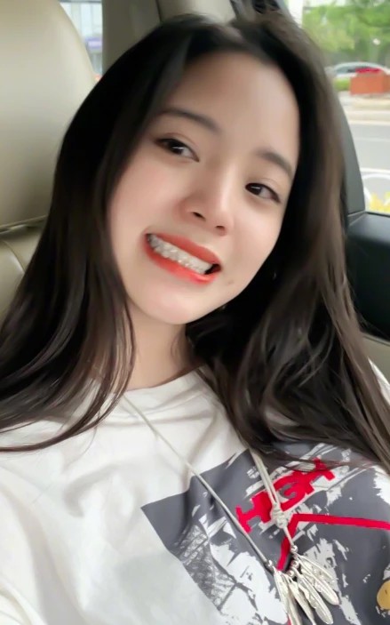 欧阳娜娜晒车内自拍美照 嘴上"印记"吸睛十足