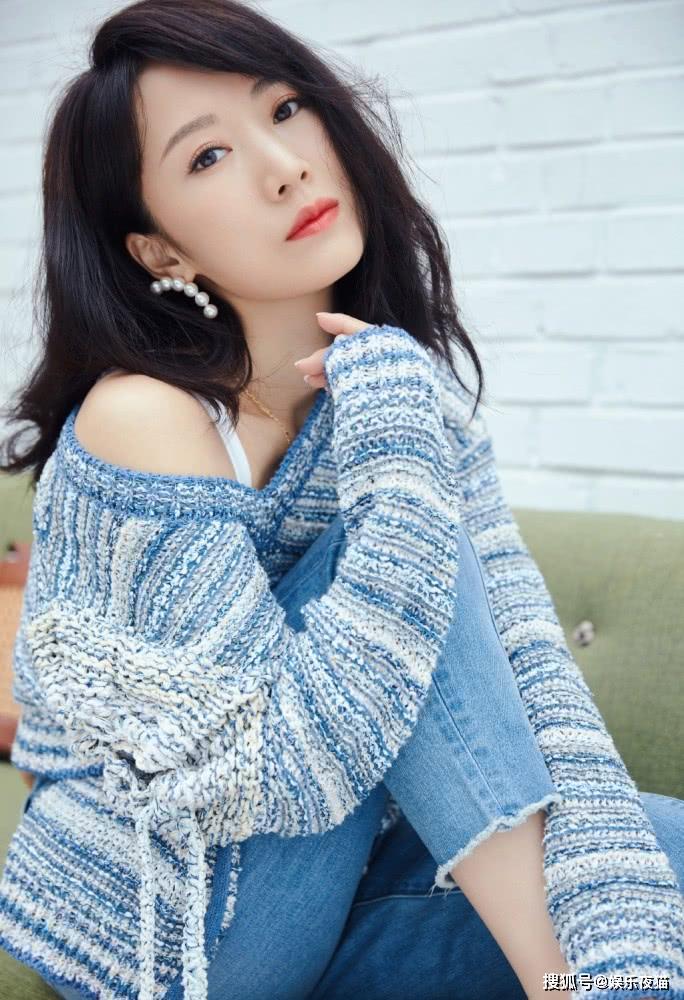她演姚晨二嫂再次大红,今穿针织衫配牛仔裤,小露香肩清新迷人