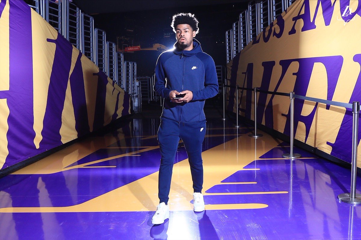 湖人球员入场造型一览詹姆斯红卫衣洋溢新年气氛